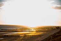 photo de plage la lumiere chaude d'un coucher de soleil