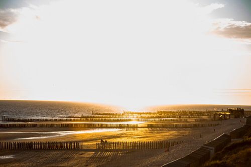 Minimalistische strandfoto bij zonsondergang – rustgevende kustwanddecoratie, digitale print van zee en zand