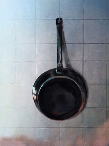 Koekenpan hangend aan keukenmuur van Jan Brons