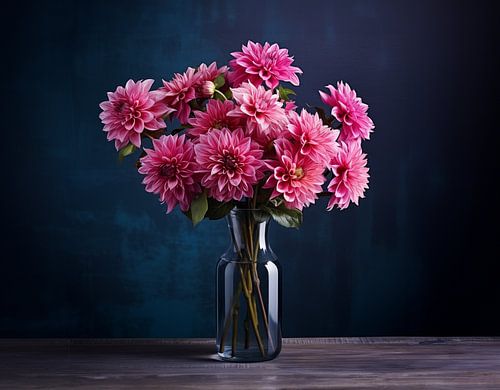 roze dahlia bloemen op glazen vaas tegen donker blauwe achtergrond