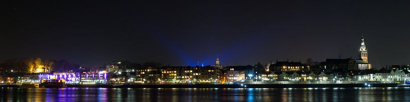 Waalkade Nijmegen by Night van Fokko Erhart