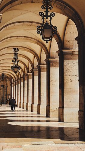 Rue ensoleillée de Lisbonne avec des bâtiments colorés