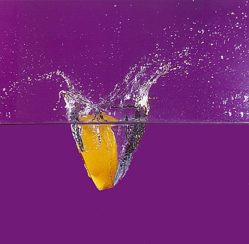 ijsklont valt in water