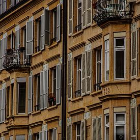 Une architecture magnifique à Neuchâtel, en Suisse sur Koen Lipman