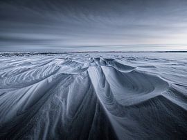 Les congères laissent de belles dunes de neige dans le paysage sur Bas Meelker