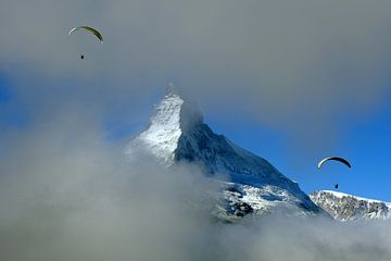 Paragliding op de Matterhorn van Gerhard Albicker