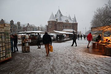 Nieuwmarkt in de winter 3 van Nicole Van Stokkum