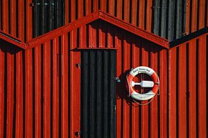 Bouée de sauvetage sur une maison en bois rouge en Suède sur Martijn Smeets