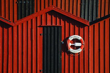 Reddingsboei aan een rode houten huisje in Zweeden
