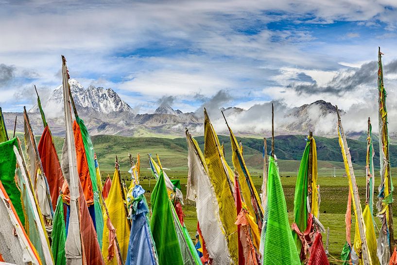 Tagong. Gebedsvlaggen, rollende vlaktes en de heilige berg Yala . van Theo Molenaar