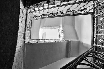 Urbex zwart wit spiraal trap in een verlaten klooster. van Dyon Koning