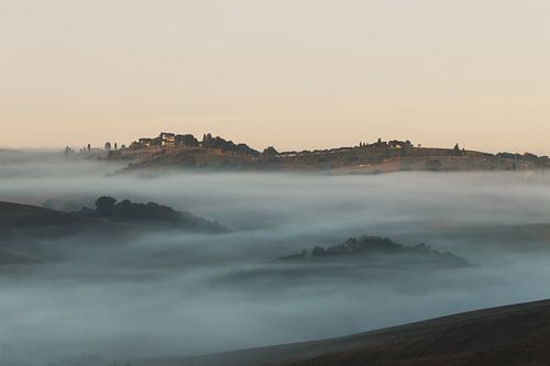 Ochtendnevel over het Toscaanse landschap