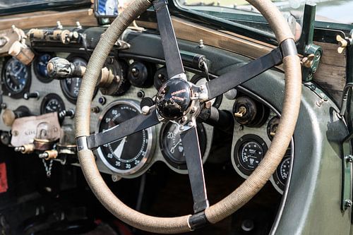 Vintage Bentley dashboard uit de jaren 20 met geborsteld aluminium