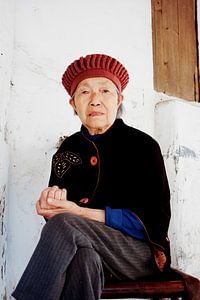Oude Chinese vrouw in traditionele kleding
