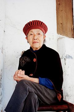 Oude Chinese vrouw in traditionele kleding van André van Bel