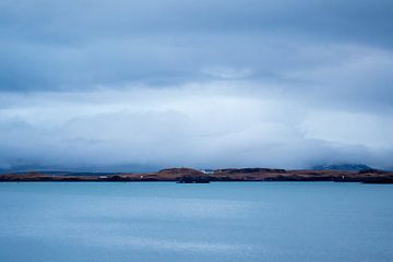 Uitzicht over de baai van Reykjavik, IJsland van Marcel Alsemgeest