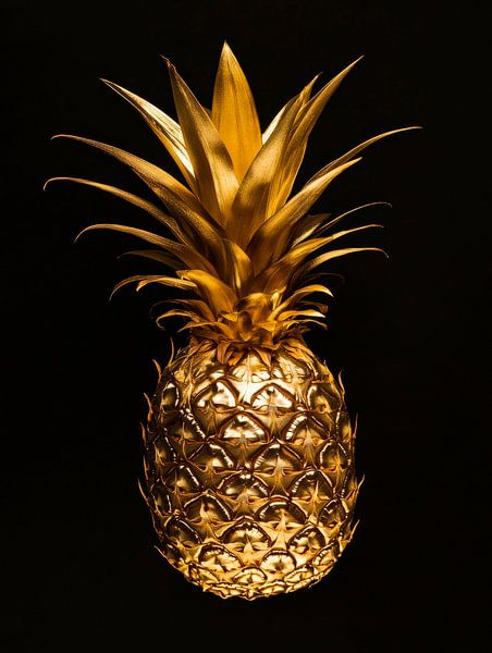 Goldene Ananas auf Schwarz – Elegant von Poster Art Shop