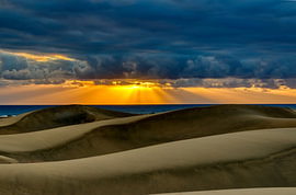 Coucher de soleil sur la plage de Maspalomas, à Grande Canarie