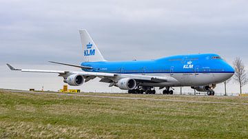 Taxiënde KLM Boeing 747-400 Combi. van Jaap van den Berg