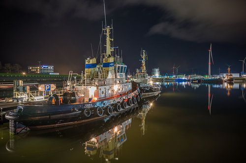 Sleepboot Pollux op een windstille avond