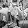 Slapende zwerver op treinstation in Haridwar,India van Wout Kok