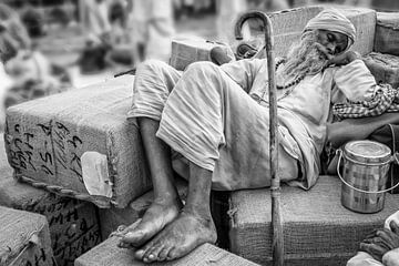 Un vagabond endormi à la gare de Haridwar, en Inde. sur Wout Kok