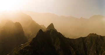 Panorama des montagnes du Cap-Vert pendant une tempête de sable