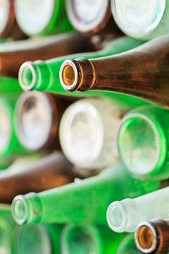 Wand aus leeren roten und grünen Bierflaschen von Tony Vingerhoets
