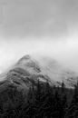 Schwarz-Weiß-Foto von Nebel in den verschneiten schottischen Bergen von Guido Boogert Miniaturansicht