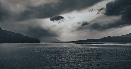 Panorama idylle bij kasteel Eilean Donan in Schotland. Highlander kasteel in de Hooglanden.
