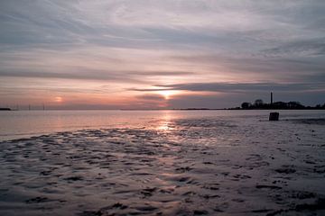 Schöner Sonnenuntergang mit Reflexion auf dem Sand von Jolien Kramer