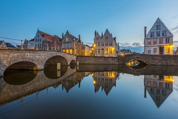 Carmersbrug tijdens het blauwe uurtje in Brugge (België) van Nele Mispelon