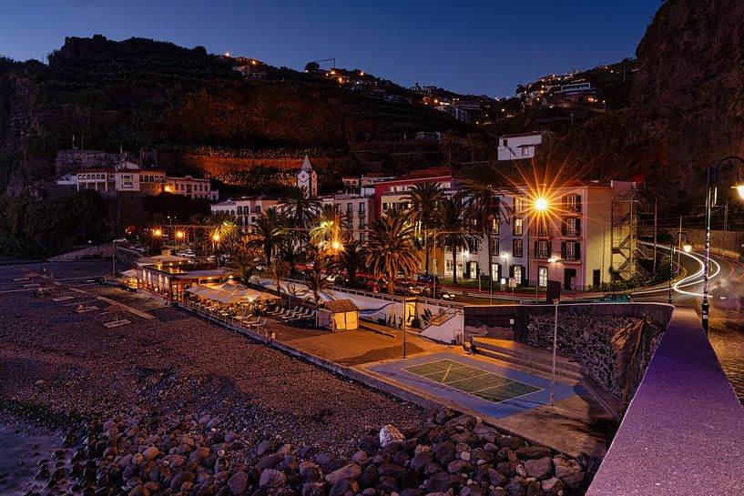 Ponta do Sol, paysage urbain de nuit par Anneke Hooijer