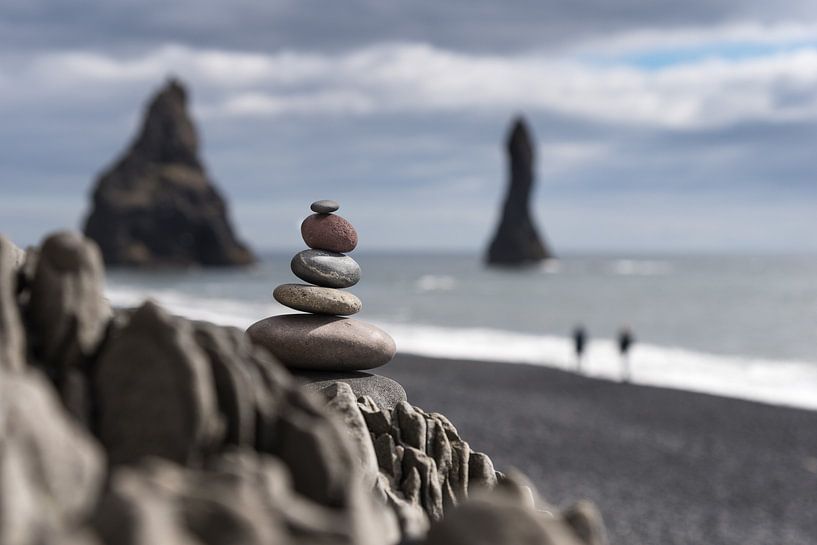 homme de pierre sur la côte de Vik (Islande) par eusphotography