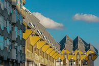 Kubus woningen in Rotterdam Nederland tegen een blauwe lucht met wolken van Bart Ros thumbnail