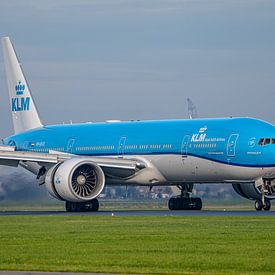 KLM Boeing 777-300 passagiersvliegtuig. van Jaap van den Berg