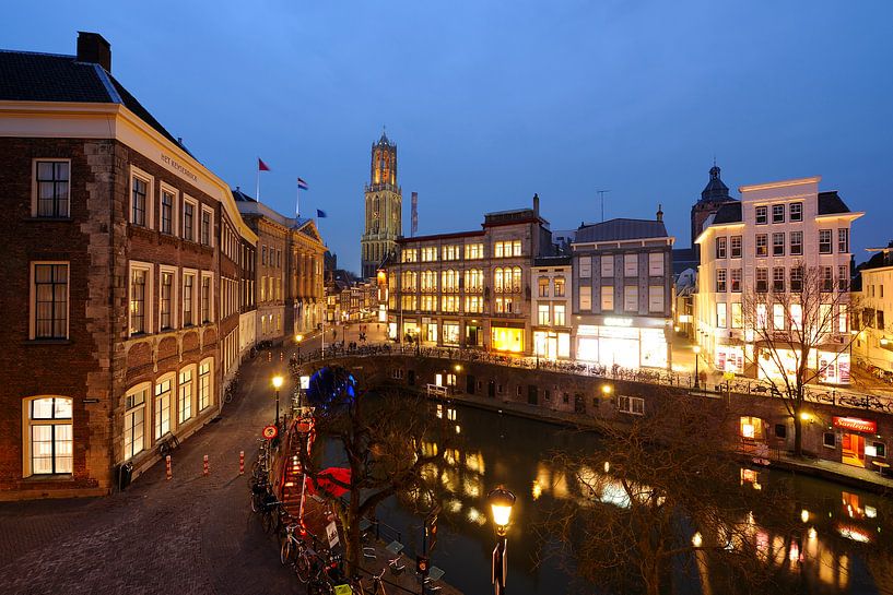 Het Stadhuis en de Oudegracht ter hoogte van de Stadhuisbrug in Utrecht (1) van Donker Utrecht