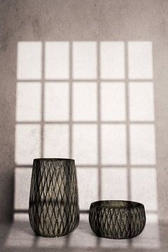 Modern stilleven met aardewerk en schaduwlijnenspel