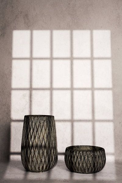 Modern stilleven met aardewerk en schaduwlijnenspel van John van de Gazelle fotografie