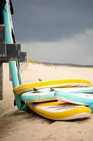 Buntes Sup-Boards am Strand in den Niederlanden | Fine Art