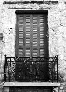 Plaka-Old Raam-bw