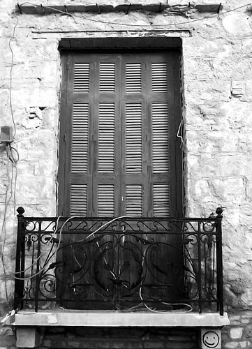 Plaka-Old Window-bw