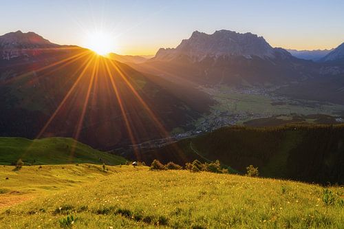 Ehrwald bei Reutte zum Sonnenaufgang mit der Zugspitze von der Gartnerwand aus
