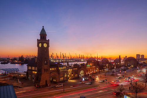 St.-Pauli-Landungsbrücken bei Abenddämmerung