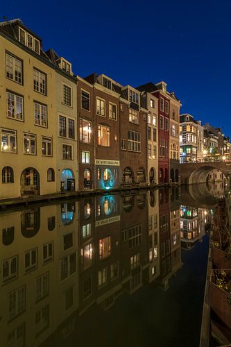Huizen langs de Oudegracht achterzijde Lijnmarkt en de Maartensbrug avondsfeer Utrecht