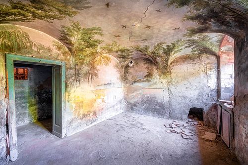 Peinture tropicale dans un sous-sol abandonné.