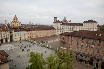 Plein met zicht op paleis in centrum van Turijn, Italië van Joost Adriaanse