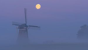 Moulin dans le brouillard et la pleine lune