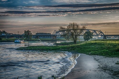 Un cargo s'approche du pont de Westervoort sur Karlo Bolder
