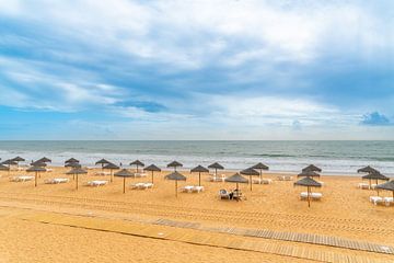 Het strand van Albufeira in de Algarve in Portugal van Ivo de Rooij